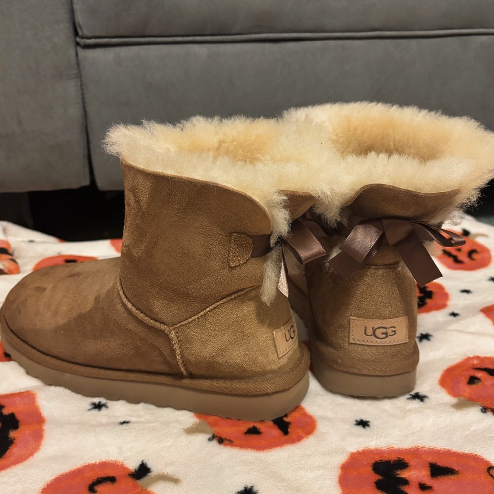 UGG Women’s Mini Bailey Bow II Boot Size 7 in Chesnut